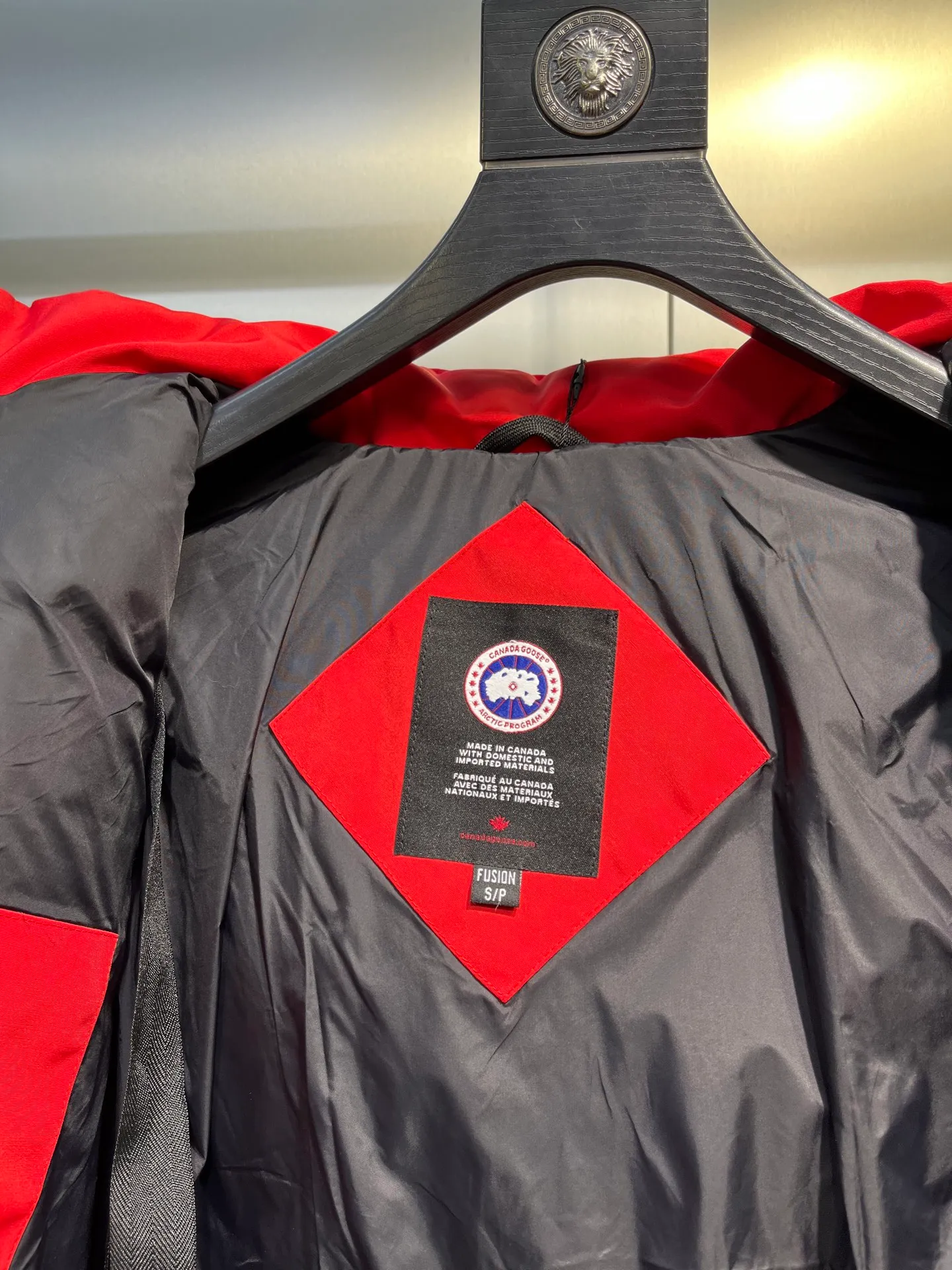 P860 Canada Goose Canada # Expedition04 Parker, a treasure of Canadian origin! Limited supply worldwide! Canada Goose Model 04 is a top-notch couple model, polar cold-proof outdoor series fur collar detachable hooded parka down jacket, the first Goose in 2024. I hope my partners like the top quality, and I hope everyone can evaluate it together! The most popular cool items of the Big Goose family in 2024 are online. The same popular product of Yi Yang Qianxi is said to be a joint limited edition Big Goose that cannot be bought in autumn and winter. If you dislike the sameness of the Big Goose in the past, then this model will definitely give you a different experience! This year's most powerful couple's collection for autumn and winter is online, a top-notch luxurious ready-to-wear style, paired with an outdoor warm down jacket with great style and charm! The most standard and classic items of the Daye family in the past two years are equipped with unique reflective stripes for embellishment, which further shows the high-end fashion performance effect. With the embellishment of hardware buckles, it has excellent performance effect. The upper body is clean, simple and elegant, even for urban leisure. It is suitable for various occasions. Designed with large pockets, this model has a large capacity and is equipped with reflective stripes, making it safer at night. It is suitable for various adventure activities. It is made of windproof and waterproof technical materials. The interior is filled with full white duck down, which is absolutely cold-proof and warm. It also has a stand-up collar design and fine fluff at the collar, with meticulous attention to detail! The charm of this model is also more spiritual, and the upper body has more temperament and specifications. It perfectly shows the ultra-high standard of fashionable performance of this model, integrating outdoor and life, and you can even create high-street wear! The most pinnacle limited-edition goose that we have presented so far, both in terms of design and detailed materials, it is completely outstanding. The grand and evergreen version design is matched with cool reflective elements. The overall appearance can be said to be quite high, and it has that kind of powerful outdoor performance! It combines high-end casual attributes with high-street style. It is high-grade, domineering, warm, and beautiful. The visibility of the upper body is quite strong, and the configuration of the owl element is highly brand-recognizable. It fully complements the overall brand performance and visual effects, and also has the high-end sense of fashion and fashionable performance. It is a must-buy product because it is the most awesome down brand on the planet and one of Canada's three national treasure brands. It is also a sentimental down luxury brand. In the field of polar cold-proof clothing, Goose has made an irreplaceable contribution... Size: xs s m l xl